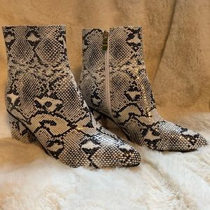 Wet Kiss, Ankle Boot, Black& White Snake Print, Size7.5